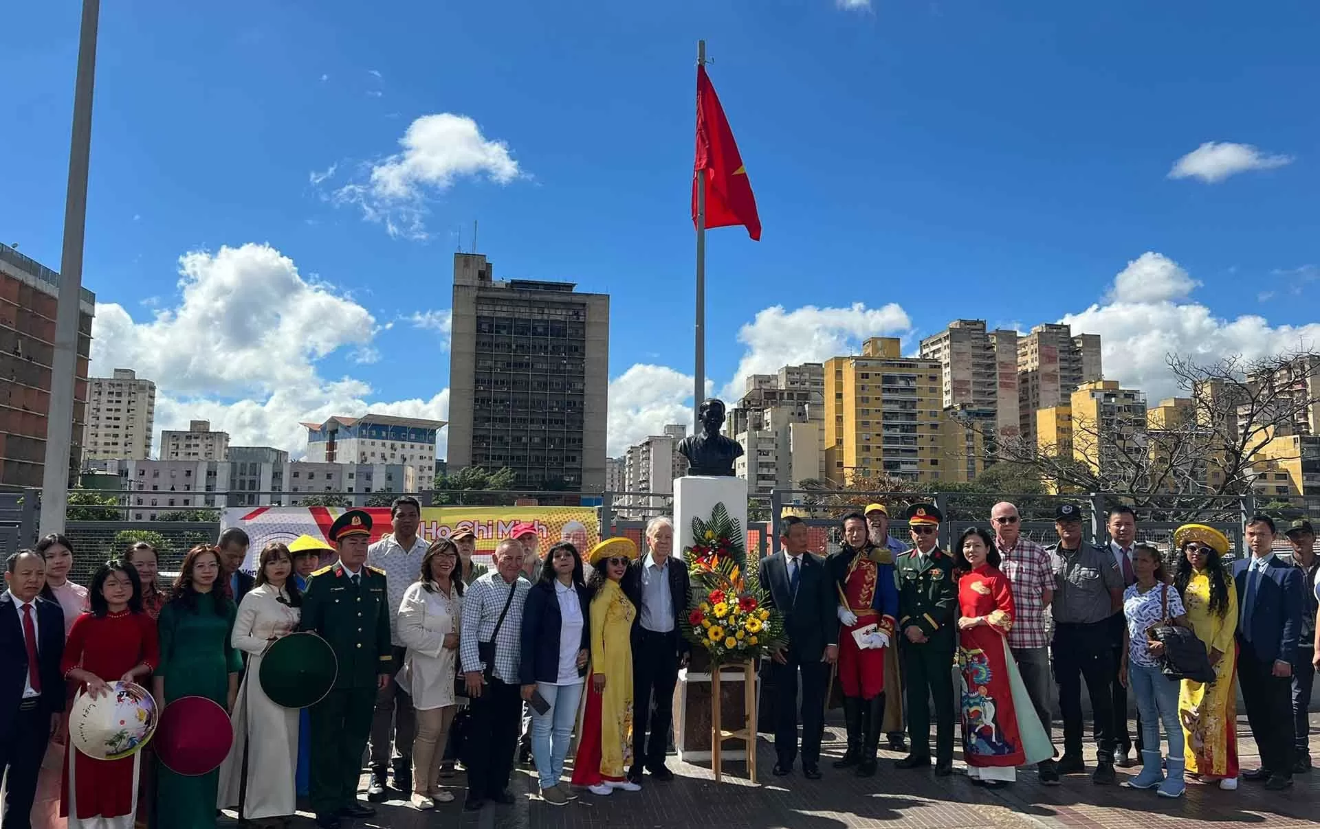 Dâng hoa tưởng nhớ Chủ tịch Hồ Chí Minh tại Venezuela Dâng hoa tưởng nhớ Chủ tịch Hồ Chí Minh tại Venezuela