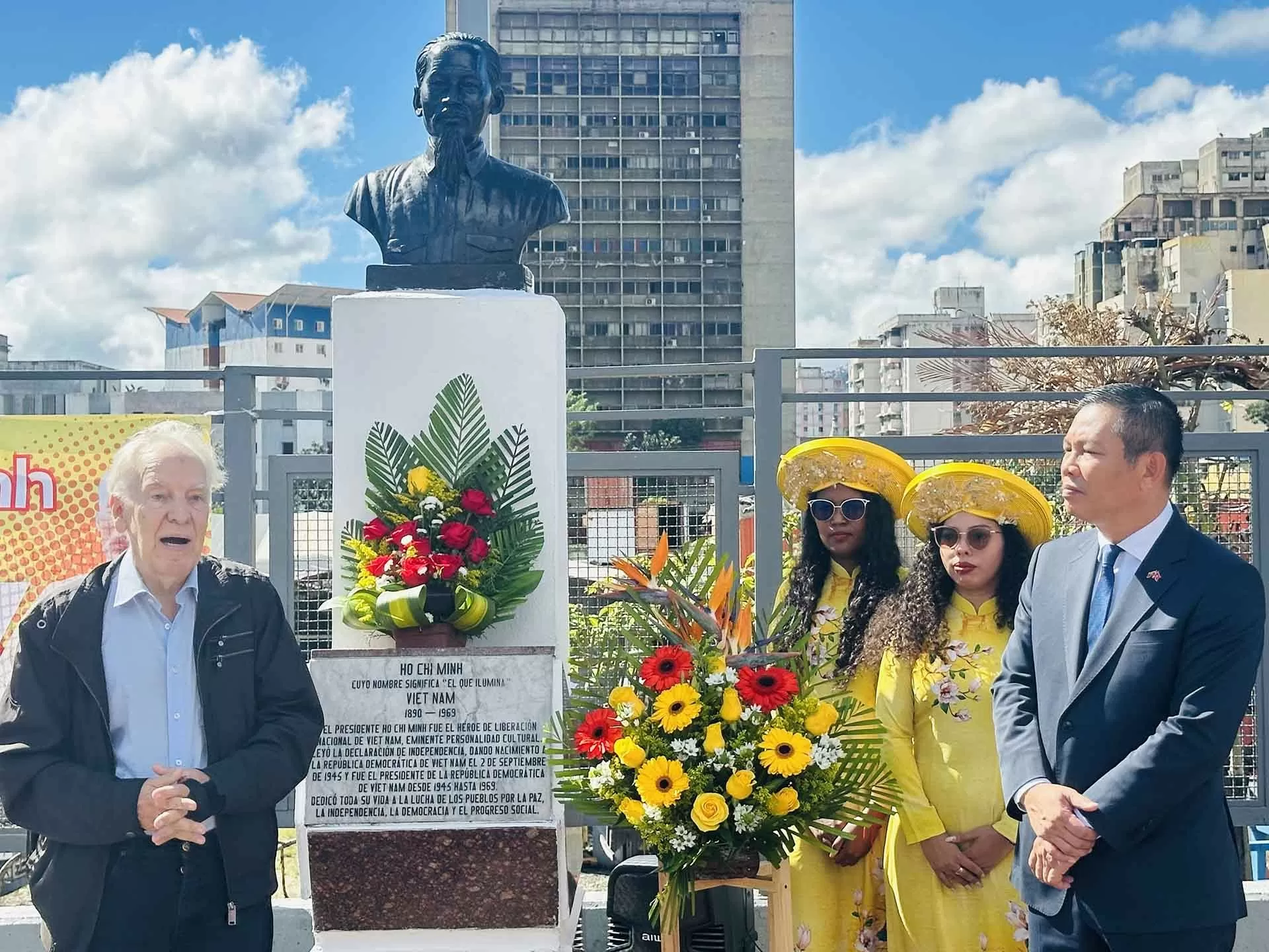Dâng hoa tưởng nhớ Chủ tịch Hồ Chí Minh tại Venezuela Dâng hoa tưởng nhớ Chủ tịch Hồ Chí Minh tại Venezuela