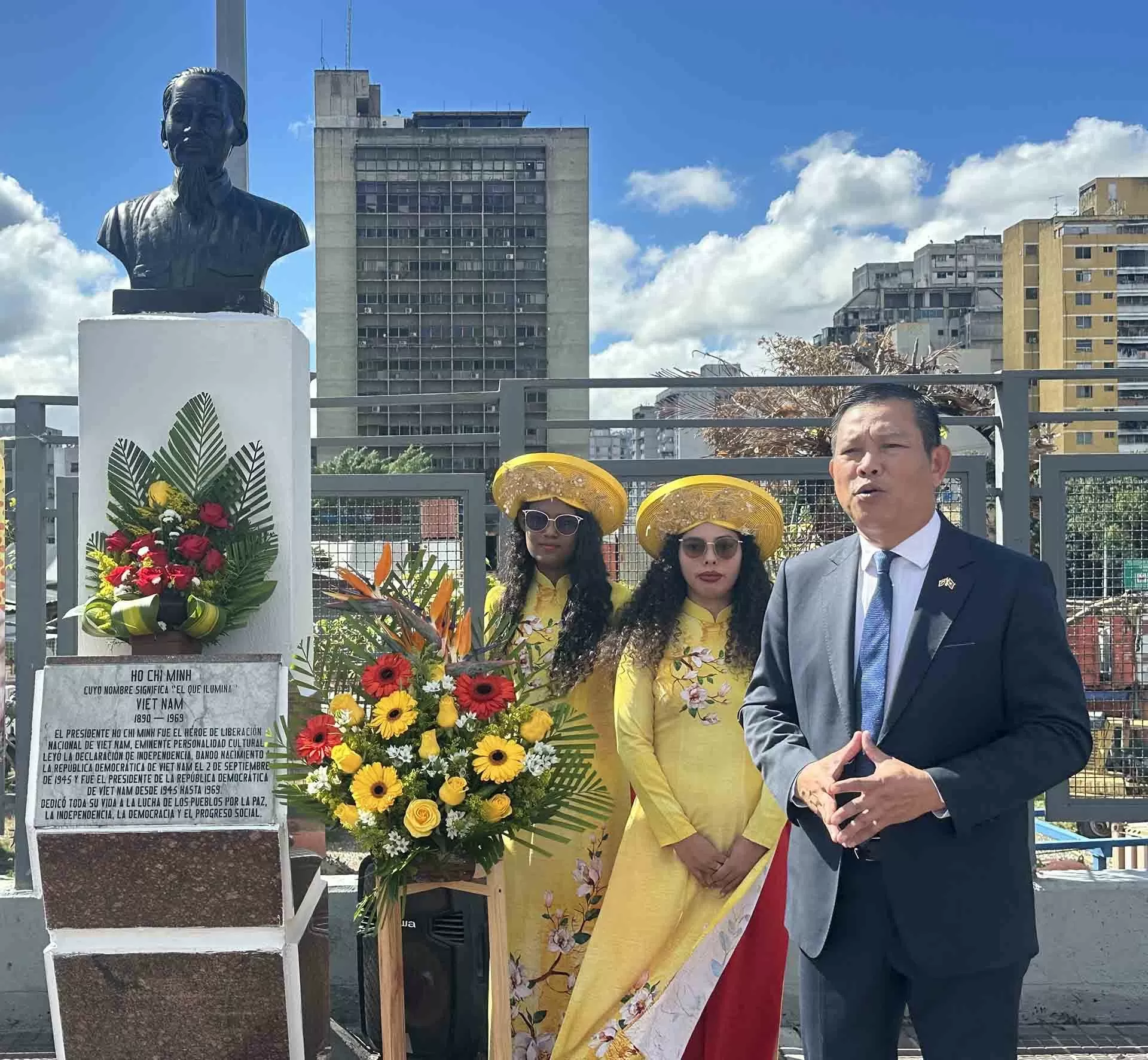 Dâng hoa tưởng nhớ Chủ tịch Hồ Chí Minh tại Venezuela Dâng hoa tưởng nhớ Chủ tịch Hồ Chí Minh tại Venezuela
