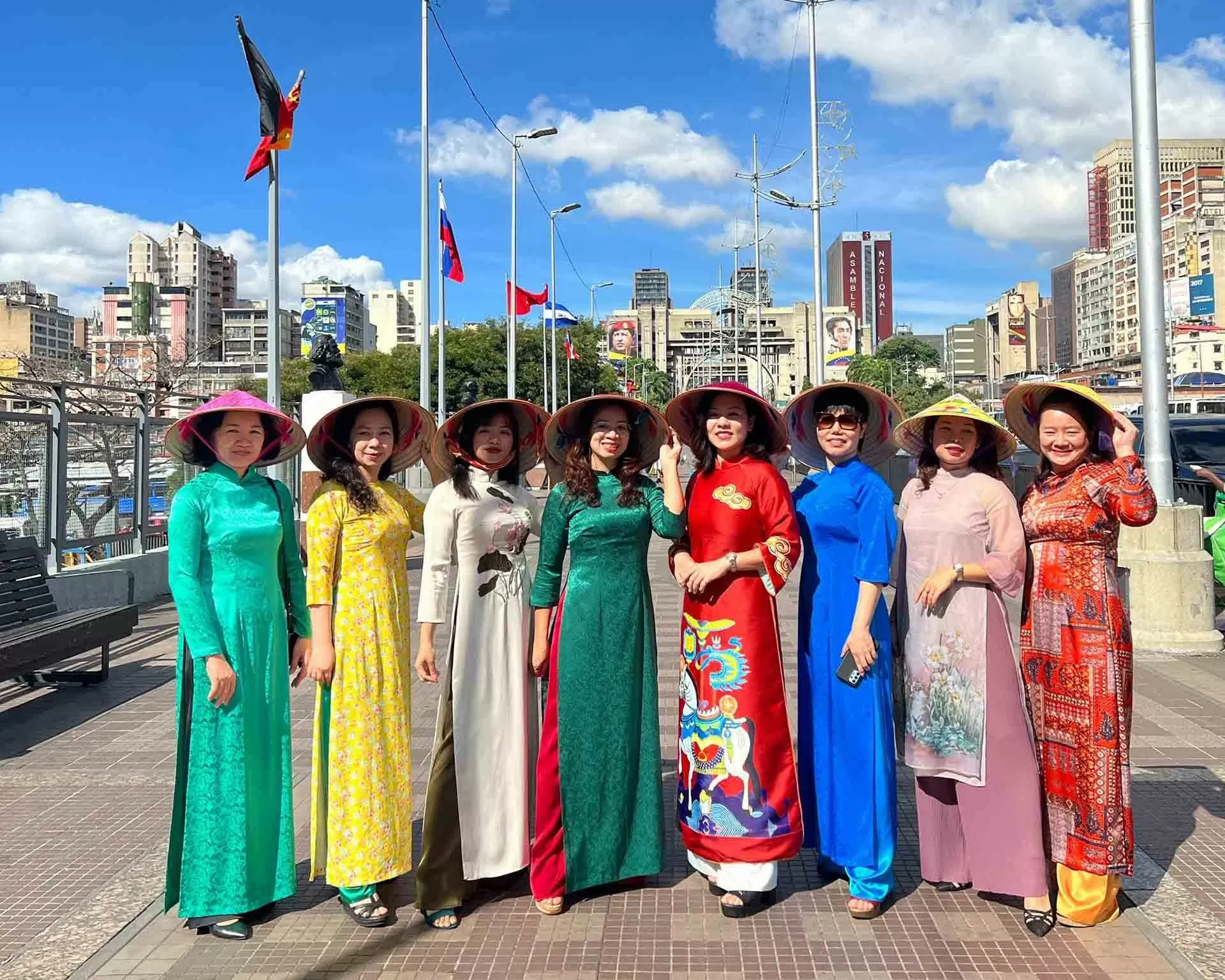 Dâng hoa tưởng nhớ Chủ tịch Hồ Chí Minh tại Venezuela Dâng hoa tưởng nhớ Chủ tịch Hồ Chí Minh tại Venezuela