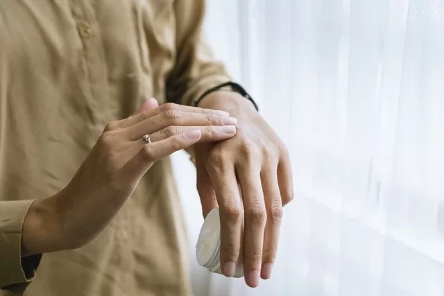 Những bí quyết chọn kem dưỡng ẩm phù hợp mùa hanh khô Những bí quyết chọn kem dưỡng ẩm phù hợp mùa hanh khô