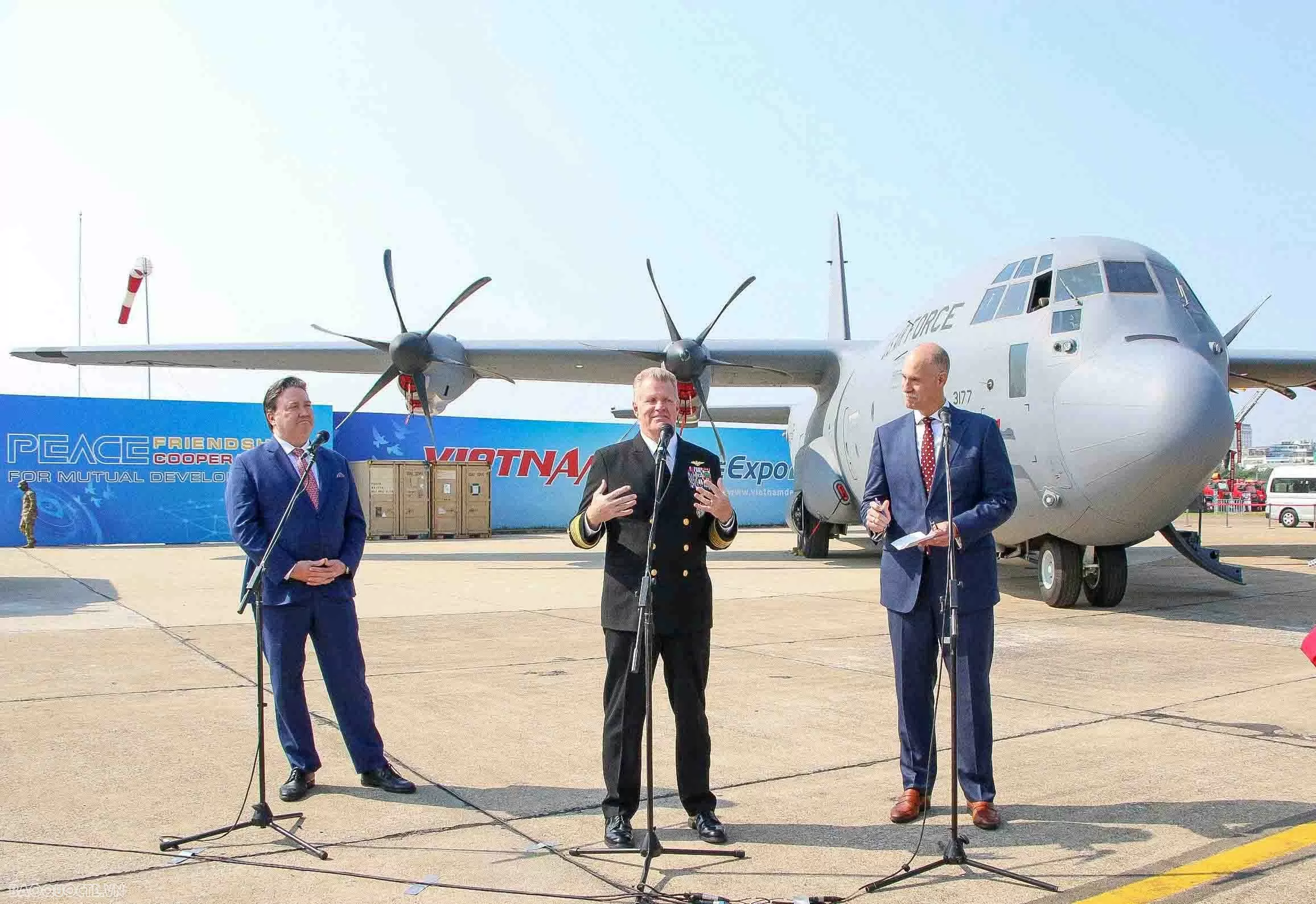 Quan chức Hoa Kỳ: Triển lãm Quốc phòng quốc tế Việt Nam tuyệt vời, thể hiện rõ sức mạnh của Quân đội Việt Nam Quan chức Hoa Kỳ: Triển lãm Quốc phòng quốc tế Việt Nam tuyệt vời, thể hiện rõ sức mạnh Quân đội Việt Nam