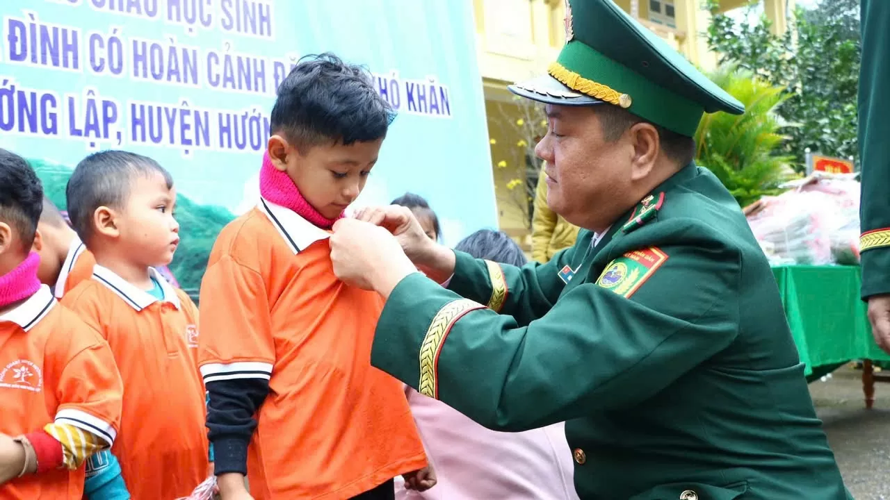 Đồn biên phòng Quảng Trị trao sinh kế cho người dân miền núi Đồn biên phòng Quảng Trị trao sinh kế cho người dân miền núi