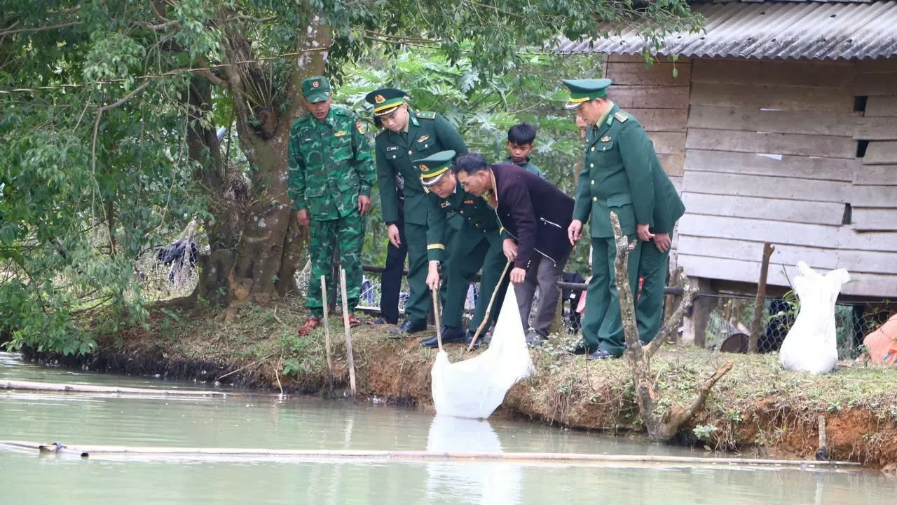 Đồn biên phòng Quảng Trị trao sinh kế cho người dân miền núi Đồn biên phòng Quảng Trị trao sinh kế cho người dân miền núi