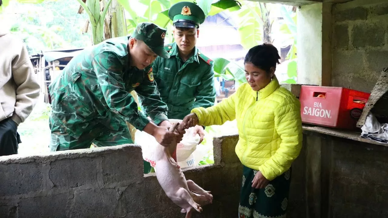 Đồn biên phòng Quảng Trị trao sinh kế cho người dân miền núi Đồn biên phòng Quảng Trị trao sinh kế cho người dân miền núi