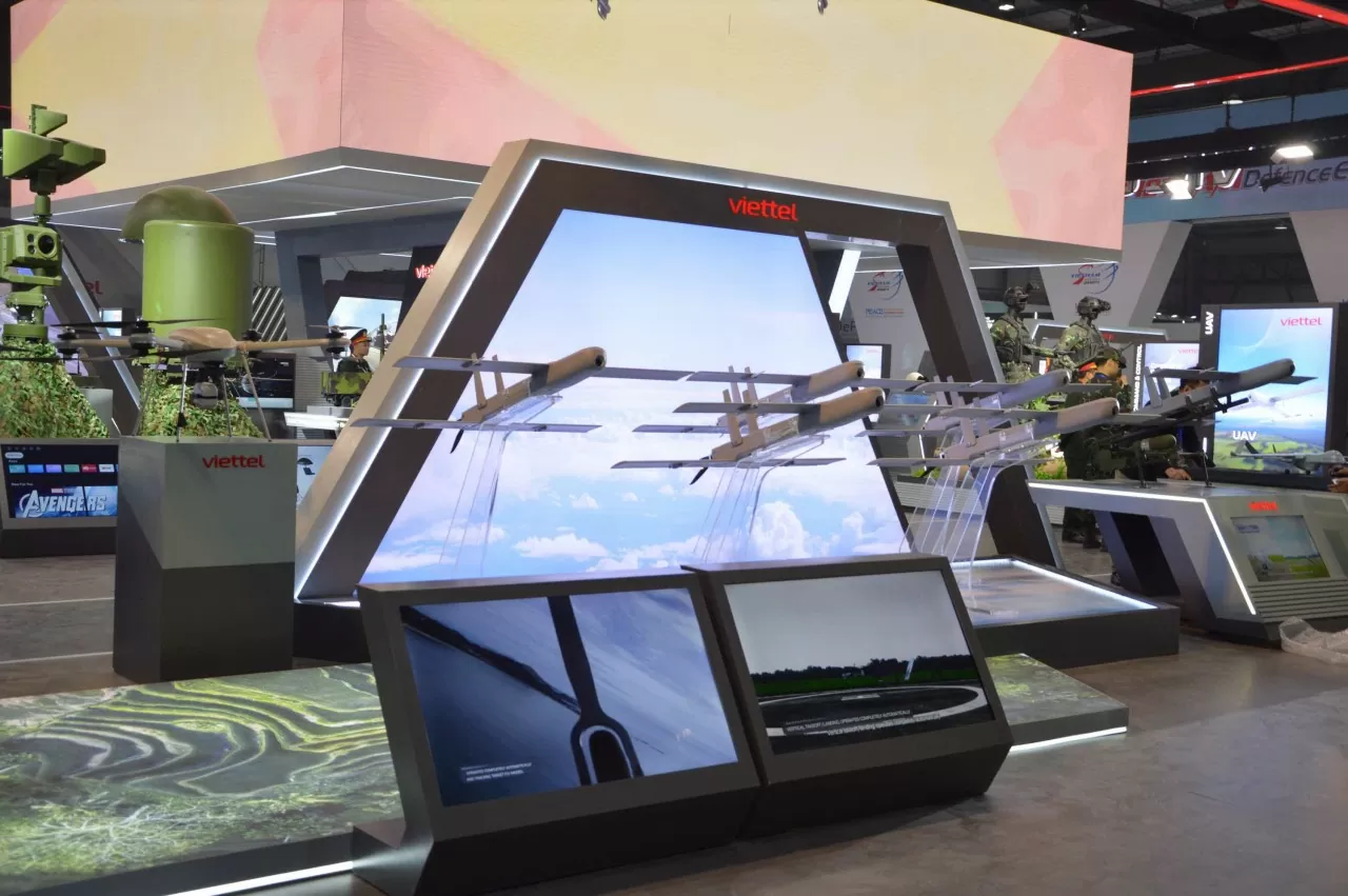Các loại UAV hiện đại được trưng bày tại gian hàng của Tập đoàn Công nghệ - Viễn thông Quân đội Viettel. (Ảnh: Ngọc Anh) Các loại UAV hiện đại được trưng bày tại gian hàng của Tập đoàn Công nghệ - Viễn thông Quân đội Viettel. (Ảnh: Ngọc Anh)