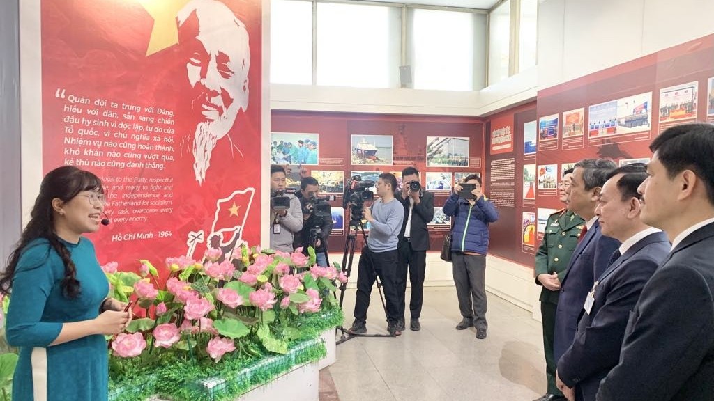 Khai mạc Triển lãm ‘Xứng danh bộ đội Cụ Hồ’