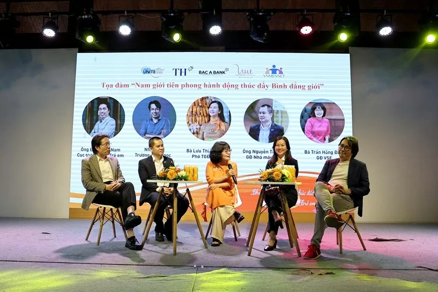 Các diễn giả chia sẻ quan điểm về vai trò của tôn trọng trong thúc đẩy bình đẳng giới. Các diễn giả chia sẻ quan điểm về vai trò của tôn trọng trong thúc đẩy bình đẳng giới.