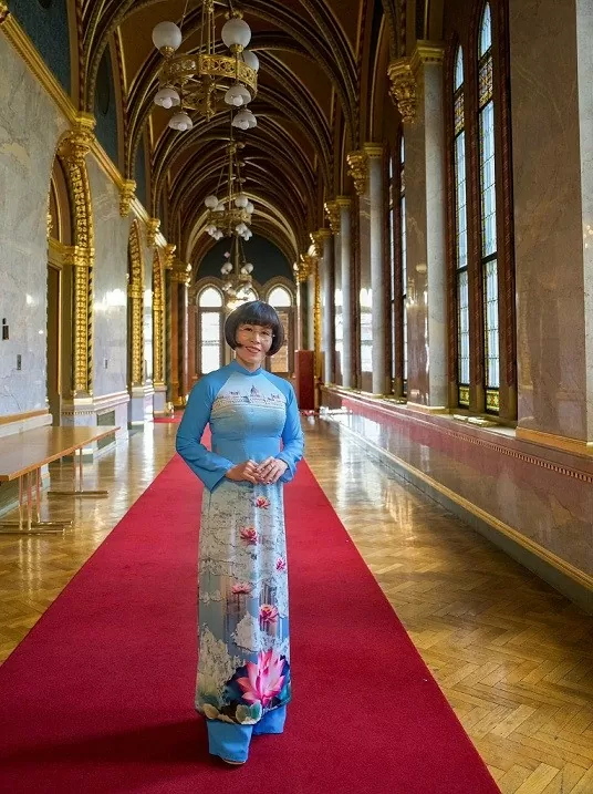 Mái nhà luôn ấm tình quê hương Mái nhà luôn ấm tình quê hương