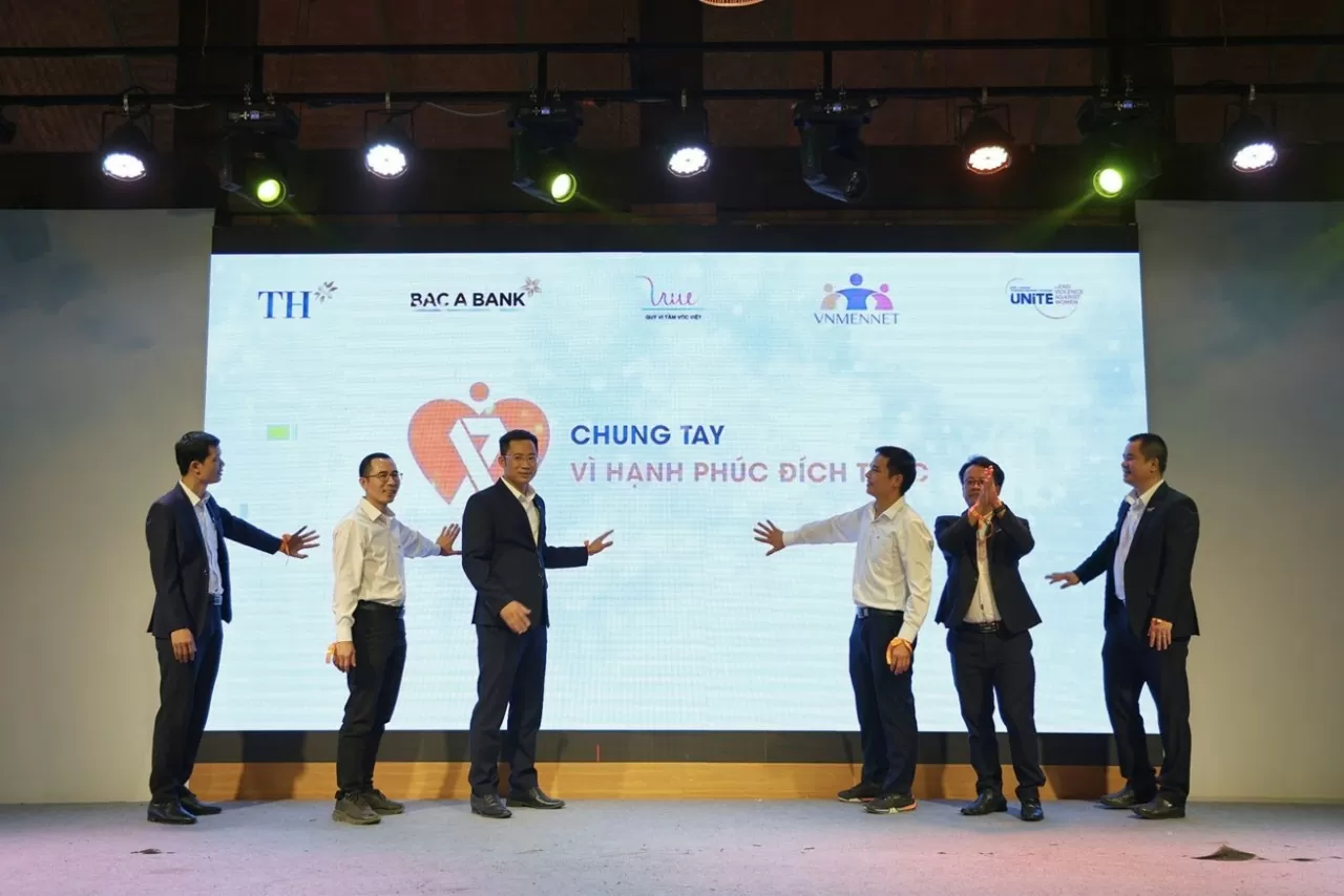 Ngay tại tọa đàm, các đại diện nam giới của TH đã thực hiện nghi thức cam kết để thể hiện quyết tâm chung tay thúc đẩy bình đẳng giới. Ngay tại tọa đàm, các đại diện nam giới của TH đã thực hiện nghi thức cam kết để thể hiện quyết tâm chung tay thúc đẩy bình đẳng giới.