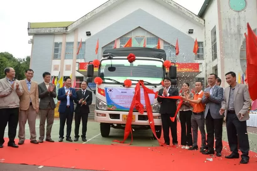 Kéo băng xuất khẩu lô hàng 35 tấn hạt Macca chính ngạch đầu tiên sang thị trường Hàn Quốc. (Nguồn: Cổng thông tin điện tử huyện Ea H’Leo) Kéo băng xuất khẩu lô hàng 35 tấn hạt Macca chính ngạch đầu tiên sang thị trường Hàn Quốc. (Nguồn: Cổng thông tin điện tử huyện Ea H’Leo)