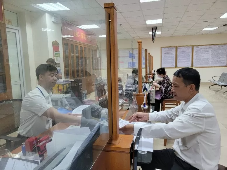 Việc tinh gọn tổ chức bộ máy đi đôi với tinh giản biên chế, cơ cấu lại đội ngũ cán bộ đủ phẩm chất, năng lực ngang tầm nhiệm vụ. (Nguồn: VGP) Việc tinh gọn tổ chức bộ máy đi đôi với tinh giản biên chế, cơ cấu lại đội ngũ cán bộ đủ phẩm chất, năng lực ngang tầm nhiệm vụ. (Nguồn: VGP)