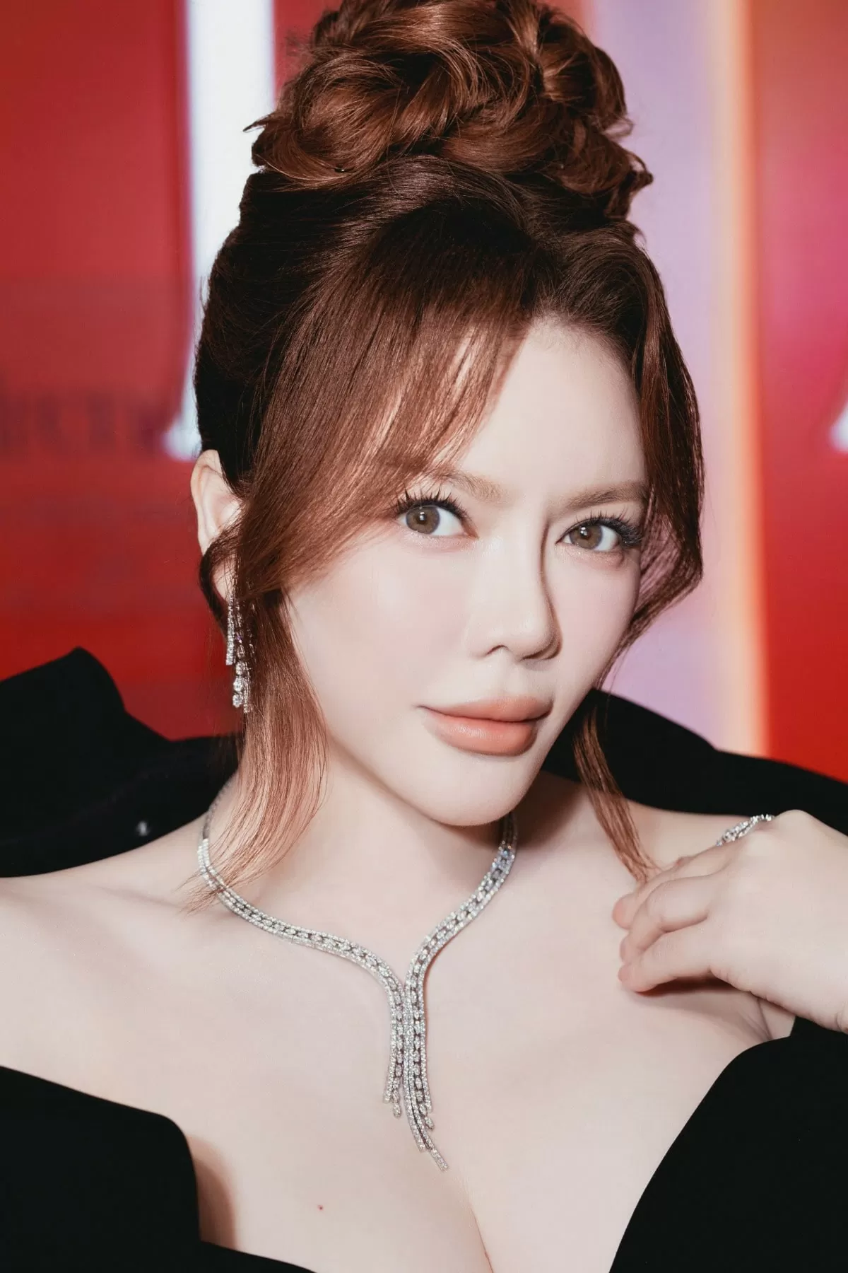 Lý Nhã Kỳ Lý Nhã Kỳ lộng lẫy, đẳng cấp với trang sức kim cương sải bước trên thảm đỏ