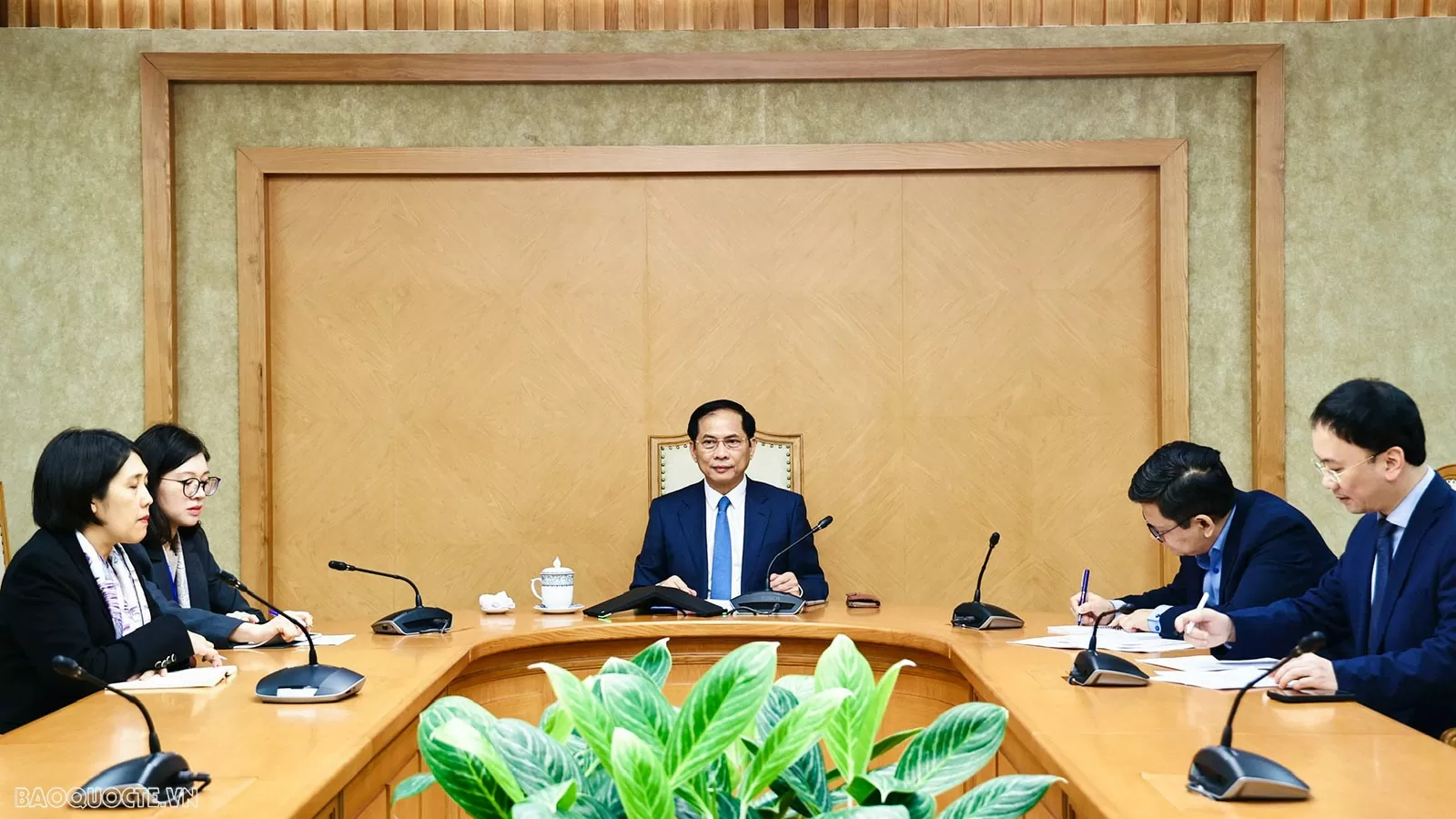 Bộ trưởng Ngoại giao Việt Nam-Anh điện đàm, thúc đẩy hợp tác ứng phó biến đổi khí hậu và chuyển đổi năng lượng Bộ trưởng Ngoại giao Việt Nam-Anh điện đàm, đẩy mạnh hợp tác an ninh – quốc phòng