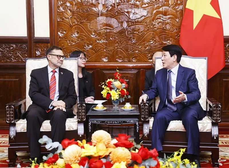Chủ tịch nước Lương Cường tiếp Đại sứ Australia Andrew Goledzinowski đến chào từ biệt. (Nguồn: TTXVN)