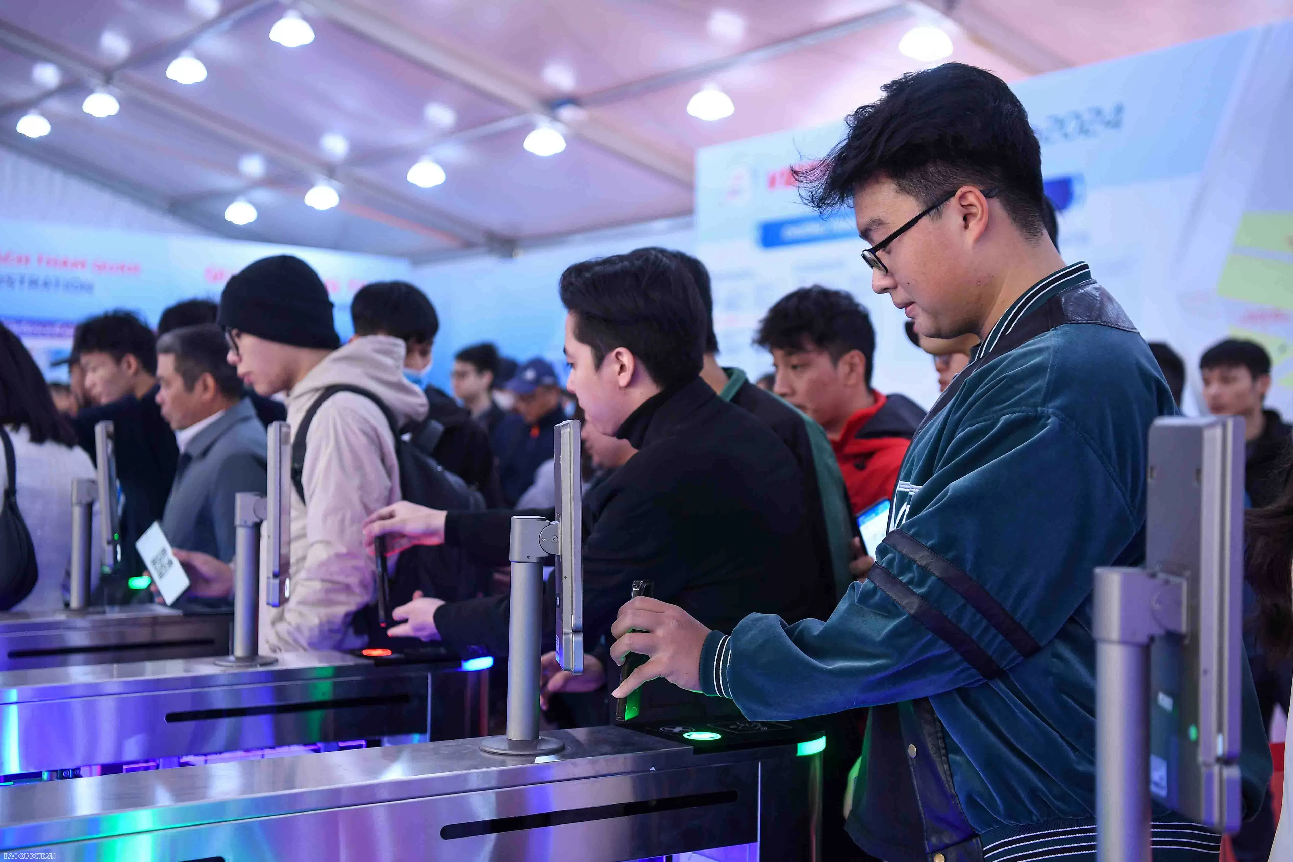 Hàng nghìn người dân xếp hàng vào xem Triển lãm Quốc phòng quốc tế Việt Nam Hàng nghìn người dân xếp hàng vào xem Triển lãm Quốc phòng quốc tế Việt Nam