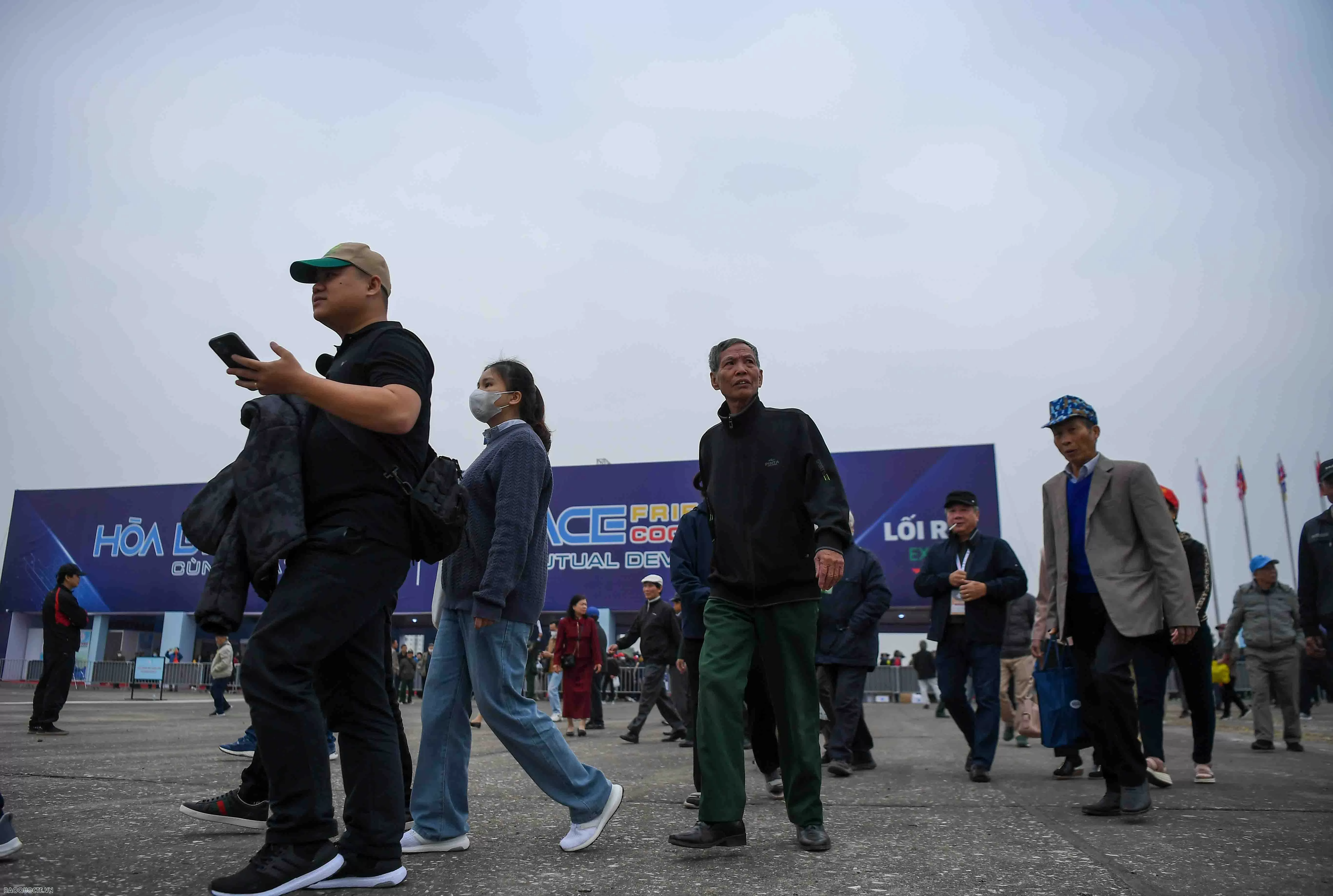 Hàng nghìn người dân xếp hàng vào xem Triển lãm Quốc phòng quốc tế Việt Nam Hàng nghìn người dân xếp hàng vào xem Triển lãm Quốc phòng quốc tế Việt Nam