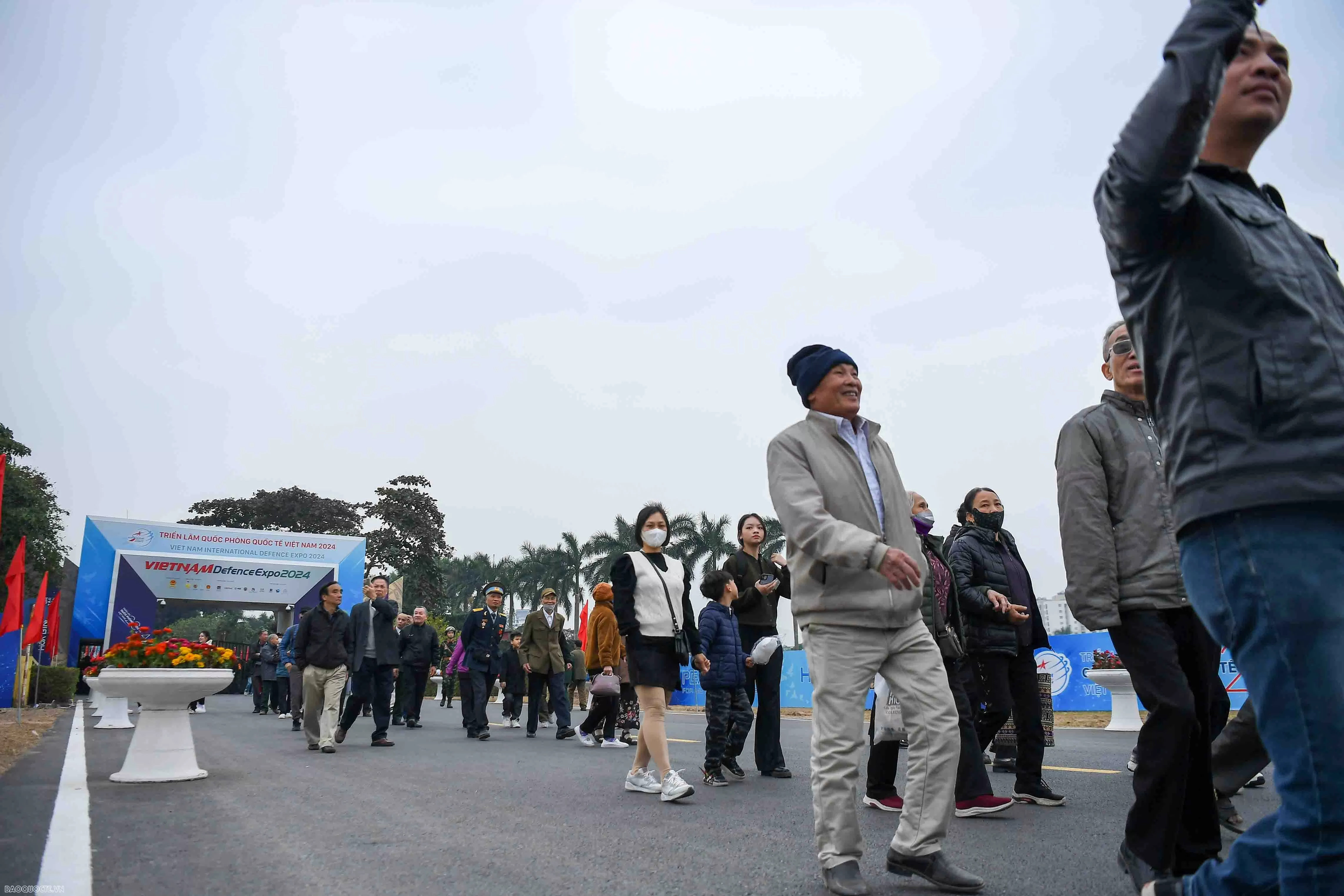 Hàng nghìn người dân xếp hàng vào xem Triển lãm Quốc phòng quốc tế Việt Nam Hàng nghìn người dân xếp hàng vào xem Triển lãm Quốc phòng quốc tế Việt Nam