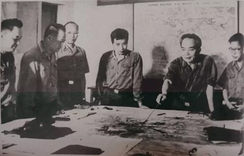 Đại tướng Võ Nguyên Giáp cùng các đồng chí trong Quân ủy Trung ương chỉ đạo theo dõi chiến dịch Hồ Chí Minh. (Ảnh: qdnd.vn) Đại tướng Võ Nguyên Giáp cùng các đồng chí trong Quân ủy Trung ương chỉ đạo theo dõi chiến dịch Hồ Chí Minh. (Ảnh: qdnd.vn)