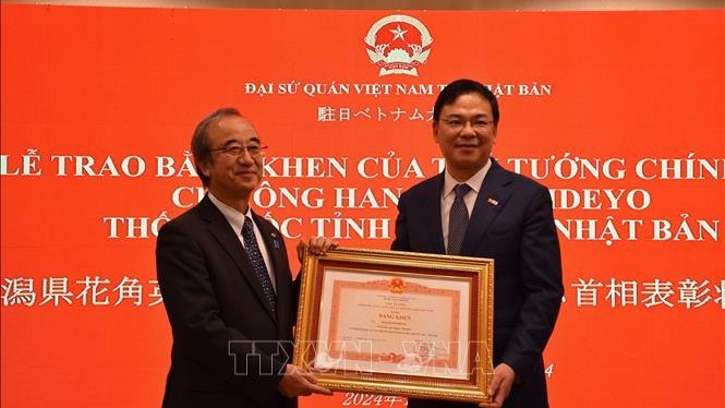 Thống đốc tỉnh Niigata, Nhật Bản nhận Bằng khen của Thủ tướng Chính phủ