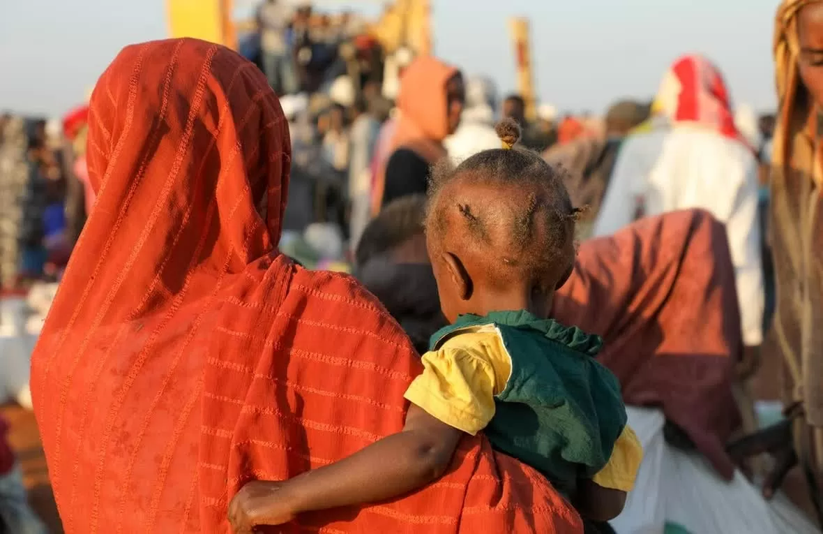 Các gia đình đến một trung tâm trung chuyển ở Renk, Nam Sudan, vào ngày 18 tháng 12 sau khi chạy trốn tình trạng bạo lực leo thang ở Sudan. (UNHCR Các gia đình đến một trung tâm trung chuyển ở Renk, Nam Sudan, vào ngày 18 tháng 12 sau khi chạy trốn tình trạng bạo lực leo thang ở Sudan. (UNHCR