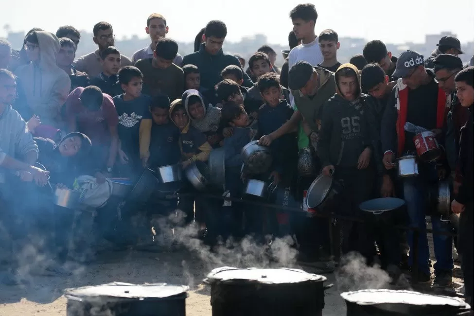 Người dân Palestine đứng chờ thực phẩm tại một trung tâm phân phối ở Gaza. (Nguồn: AFP/Getty) Người dân Palestine đứng chờ thực phẩm tại một trung tâm phân phối ở Gaza. (Nguồn: AFP/Getty)