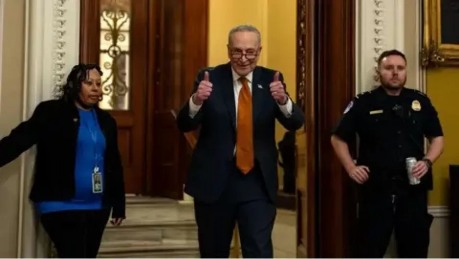 Lãnh đạo phe đa số Dân chủ tại Thượng viện Chuck Schumer giơ ngón tay cái lên khi bước ra khỏi Phòng Thượng viện. (Nguồn: Getty Images) Lãnh đạo phe đa số Dân chủ tại Thượng viện Chuck Schumer giơ ngón tay cái lên khi bước ra khỏi Phòng Thượng viện. (Nguồn: Getty Images)