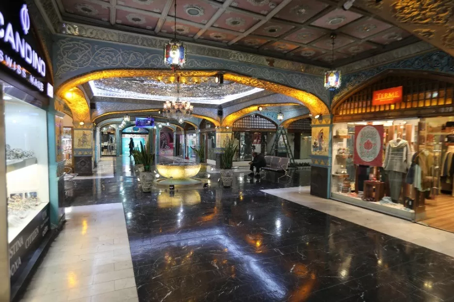 Một nhân viên an ninh Iran ngồi tại Chợ Safavieh ở thủ đô Tehran vào ngày 17 tháng 12 năm 2024, sau quyết định của Phòng Công đoàn và Nghiệp đoàn Tehran về việc hạn chế giờ mở cửa nhằm giải quyết tình trạng thiếu hụt năng lượng nghiêm trọng trong nước. (Nguồn:AFP) Một nhân viên an ninh Iran ngồi tại Chợ Safavieh ở thủ đô Tehran vào ngày 17 tháng 12 năm 2024, sau quyết định của Phòng Công đoàn và Nghiệp đoàn Tehran về việc hạn chế giờ mở cửa nhằm giải quyết tình trạng thiếu hụt năng lượng nghiêm trọng trong nước. (Nguồn:AFP)