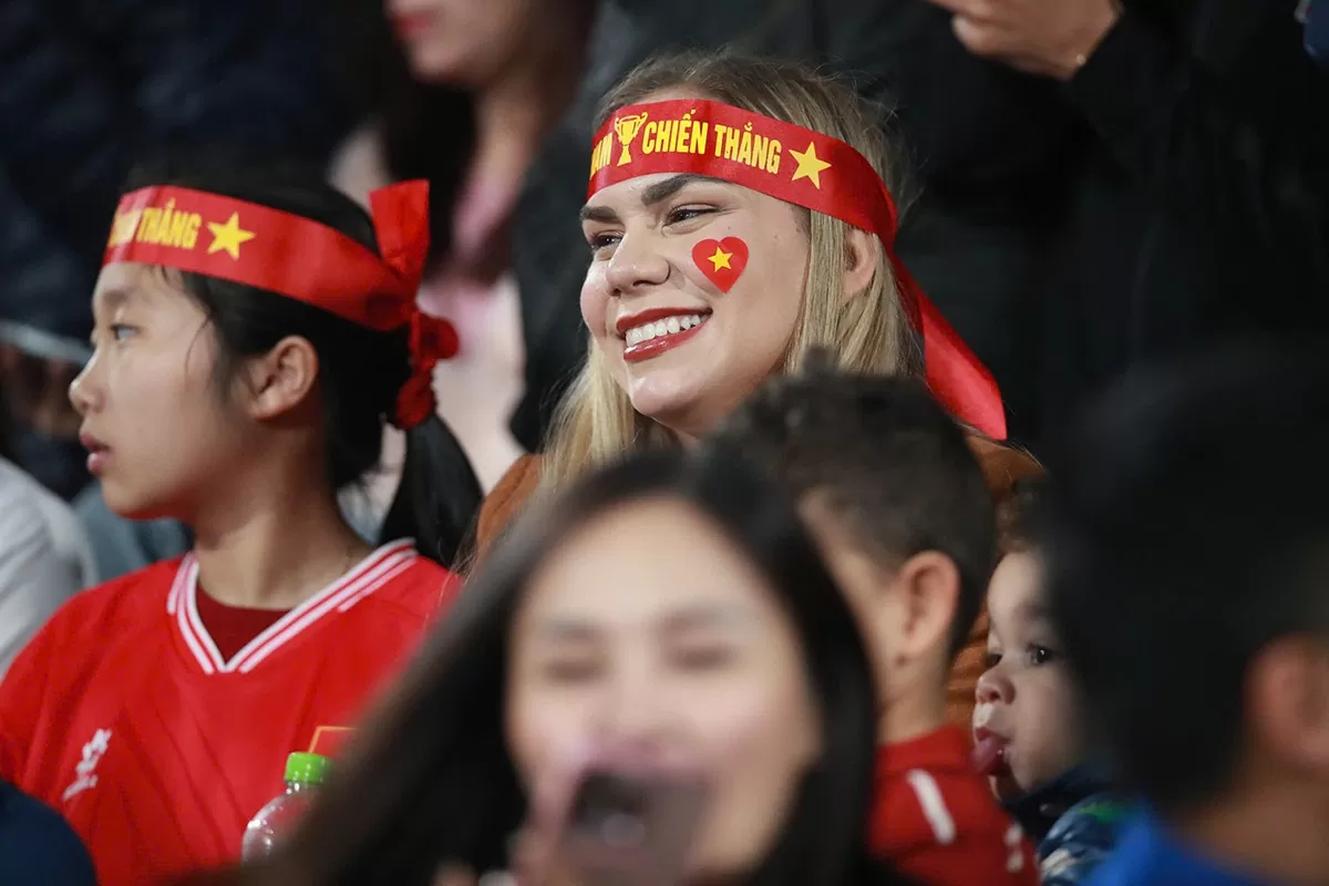 Marcele Seippe - vợ Nguyễn Xuân Son - nở nụ cười khi nhìn anh dưới sân. Marcele Seippe - vợ Nguyễn Xuân Son - nở nụ cười khi nhìn anh dưới sân.