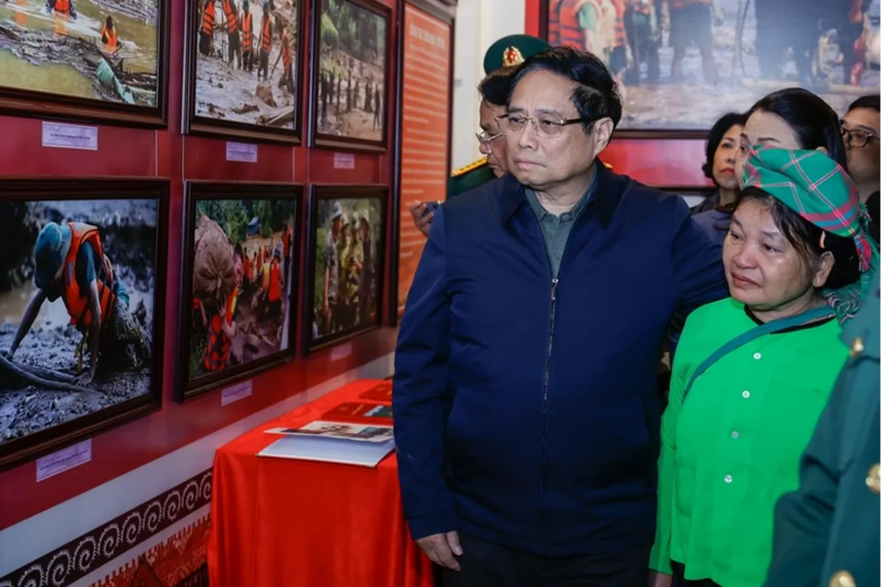 Thủ tướng Phạm Minh Chính tham quan trưng bày ảnh, hiện vật và gặp người dân có người thân thiệt mạng trong trận lũ quét tại thôn Làng Nủ - Ảnh: VGP/Nhật Bắc Thủ tướng Phạm Minh Chính tham quan trưng bày ảnh, hiện vật và gặp người dân có người thân thiệt mạng trong trận lũ quét tại thôn Làng Nủ - Ảnh: VGP/Nhật Bắc
