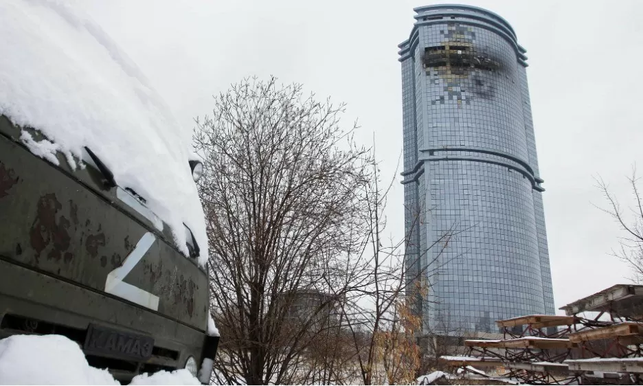 Một tòa nhà chung cư cao tầng bị hư hại sau vụ tấn công bằng máy bay không người lái của Ukraine được báo cáo ở Kazan, Nga, vào thứ Bảy. Ảnh: Reuters Một tòa nhà chung cư cao tầng bị hư hại sau vụ tấn công bằng máy bay không người lái của Ukraine được báo cáo ở Kazan, Nga, vào thứ Bảy. Ảnh: Reuters