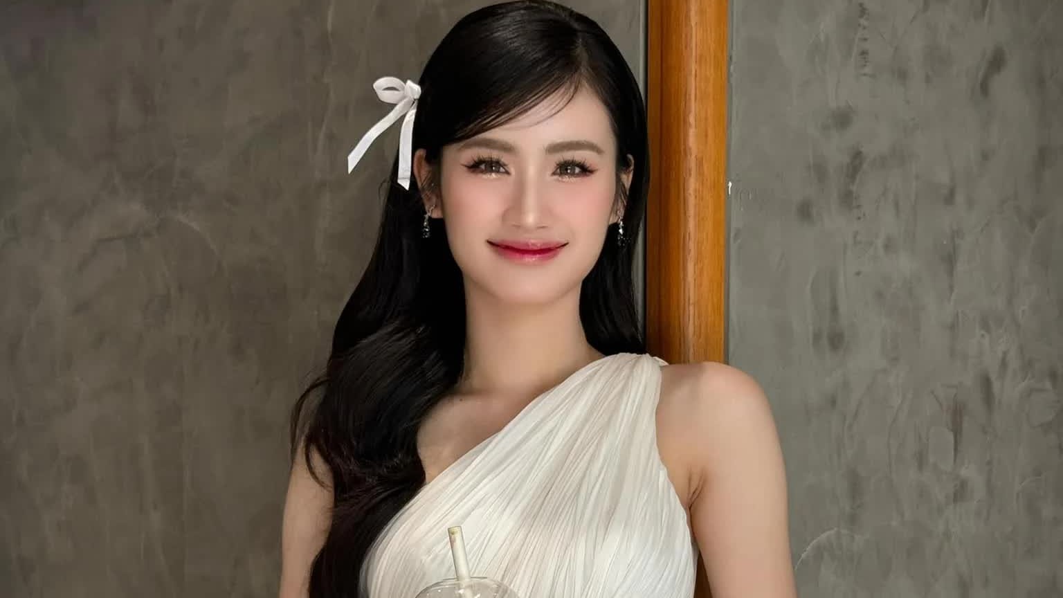 Sao Việt: Hoa hậu Ý Nhi khoe nhan sắc ngọt ngào, Nhã Phương 'biến hình'