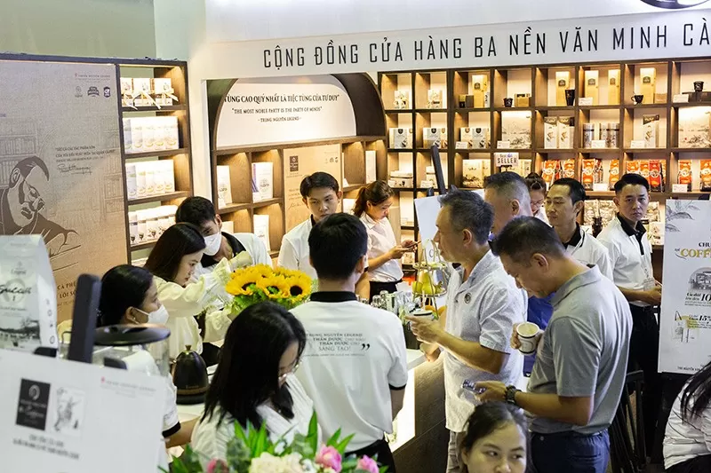 Trung Nguyên E-Coffee là mô hình cửa hàng kinh doanh cà phê hàng đầu, thiết thực và bền vững, góp phần quảng bá cà phê, văn hóa cà phê Việt Nam ra toàn cầu. Trung Nguyên E-Coffee là mô hình cửa hàng kinh doanh cà phê hàng đầu, thiết thực và bền vững, góp phần quảng bá cà phê, văn hóa cà phê Việt Nam ra toàn cầu.