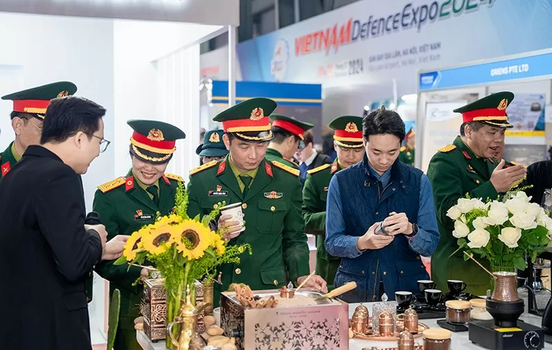 Đông đảo đại biểu, quan khách của Triển lãm Quốc phòng Quốc tế Việt Nam 2024 có những trải nghiệm cà phê đặc biệt với mô hình Trung Nguyên E-Coffee. Đông đảo đại biểu, quan khách của Triển lãm Quốc phòng Quốc tế Việt Nam 2024 có những trải nghiệm cà phê đặc biệt với mô hình Trung Nguyên E-Coffee.