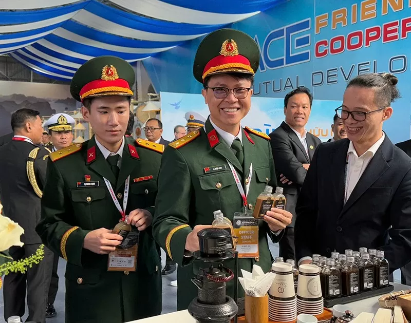 Hệ sinh thái cà phê đa dạng, khác biệt được Trung Nguyên E-Coffee giới thiệu tại Triển lãm Quốc phòng Quốc tế Việt Nam 2024 tạo ấn tượng mạnh mẽ với đông đảo đại biểu, quan khách, người tham quan. Hệ sinh thái cà phê đa dạng, khác biệt được Trung Nguyên E-Coffee giới thiệu tại Triển lãm Quốc phòng Quốc tế Việt Nam 2024 tạo ấn tượng mạnh mẽ với đông đảo đại biểu, quan khách, người tham quan.
