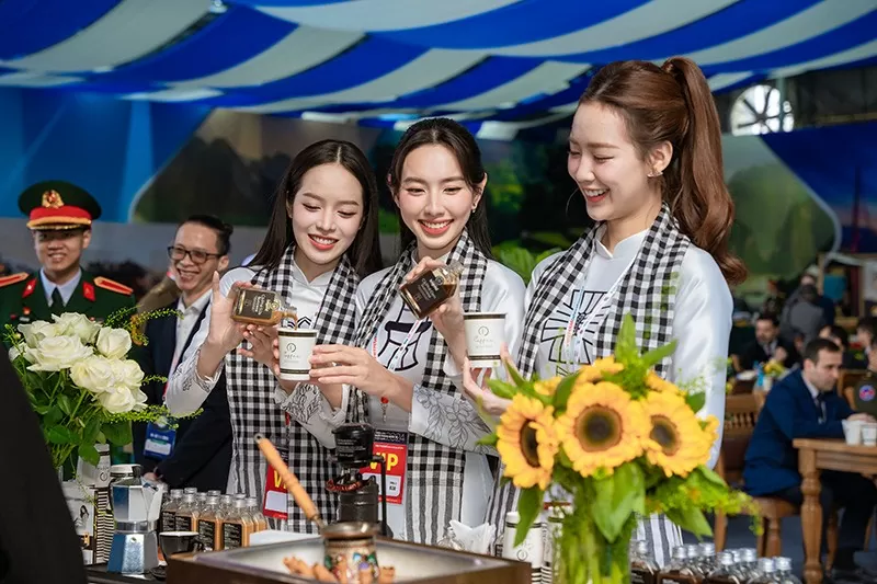 Tham gia Triển lãm Quốc phòng Quốc tế Việt Nam 2024, Hoa hậu Thanh Thủy, Hoa hậu Thùy Tiên, Hoa hậu Bảo Ngọc hào hứng trải nghiệm và giới thiệu những ly cà phê năng lượng tuyệt ngon của Trung Nguyên E-Coffee đến với quan khách. Tham gia Triển lãm Quốc phòng Quốc tế Việt Nam 2024, Hoa hậu Thanh Thủy, Hoa hậu Thùy Tiên, Hoa hậu Bảo Ngọc hào hứng trải nghiệm và giới thiệu những ly cà phê năng lượng tuyệt ngon của Trung Nguyên E-Coffee đến với quan khách.