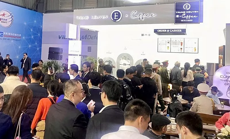 Hơn 150.000 ly cà phê năng lượng tuyệt ngon đã được Trung Nguyên E-Coffee phục vụ đến đông đảo quan khách, người dân tham quan tại Triển lãm Quốc phòng Quốc tế Việt Nam 2024. Hơn 150.000 ly cà phê năng lượng tuyệt ngon đã được Trung Nguyên E-Coffee phục vụ đến đông đảo quan khách, người dân tham quan tại Triển lãm Quốc phòng Quốc tế Việt Nam 2024.