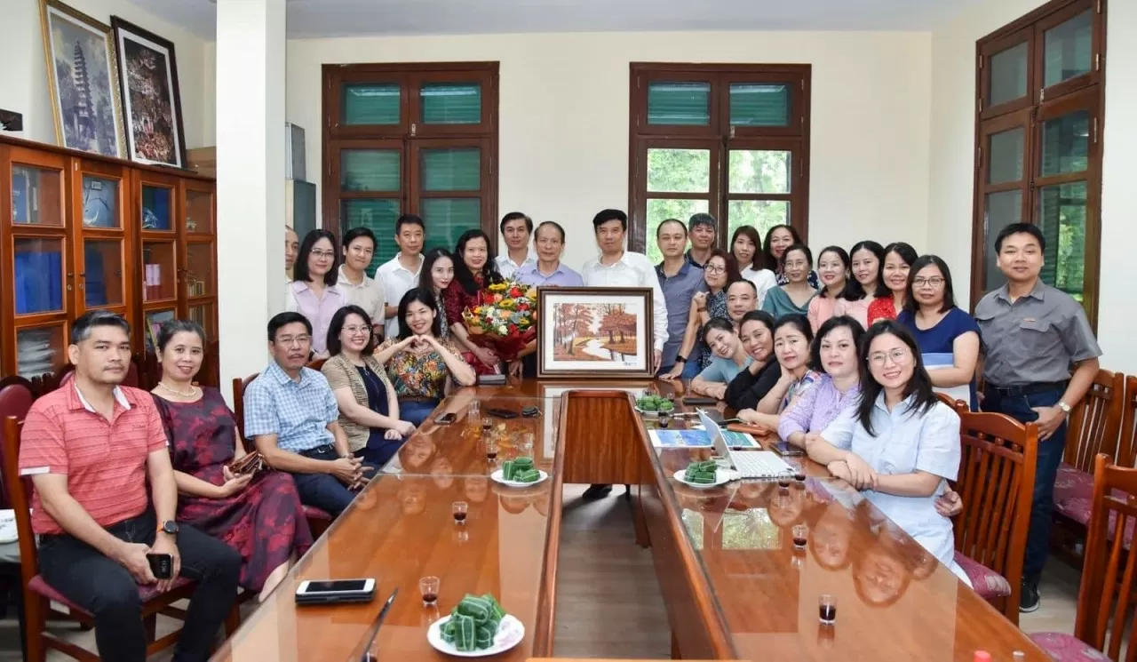 Tập thể Báo tại cuộc họp chia tay anh Nguyễn Tùng Lâm, nguyên Phó Tổng Biên tập, kết thúc thời gian công tác vể nghỉ hưu. (Ảnh: Quang Hòa) Tập thể Báo tại cuộc họp chia tay anh Nguyễn Tùng Lâm, nguyên Phó Tổng Biên tập, kết thúc thời gian công tác vể nghỉ hưu. (Ảnh: Quang Hòa)