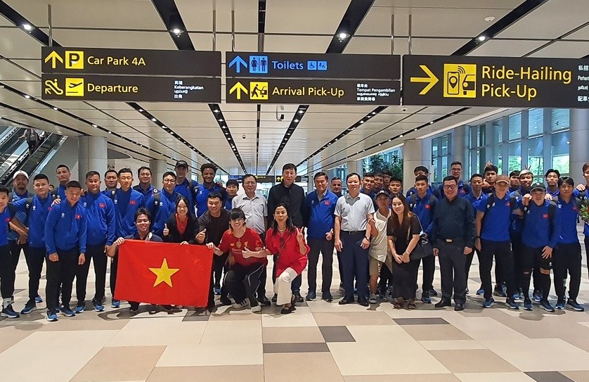 doi tuyen viet nam den singapore chuan bi cho ban ket asean cup 2024