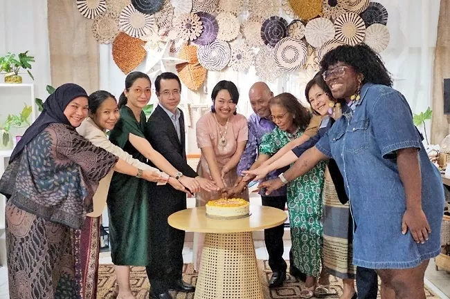 Giám đốc điều hành Rattan House Maisarah Nguyễn chụp ảnh cùng các vị Đại sứ và khách mời tại lễ kỷ niệm Giám đốc điều hành Rattan House Maisarah Nguyễn chụp ảnh cùng các vị Đại sứ và khách mời tại lễ kỷ niệm