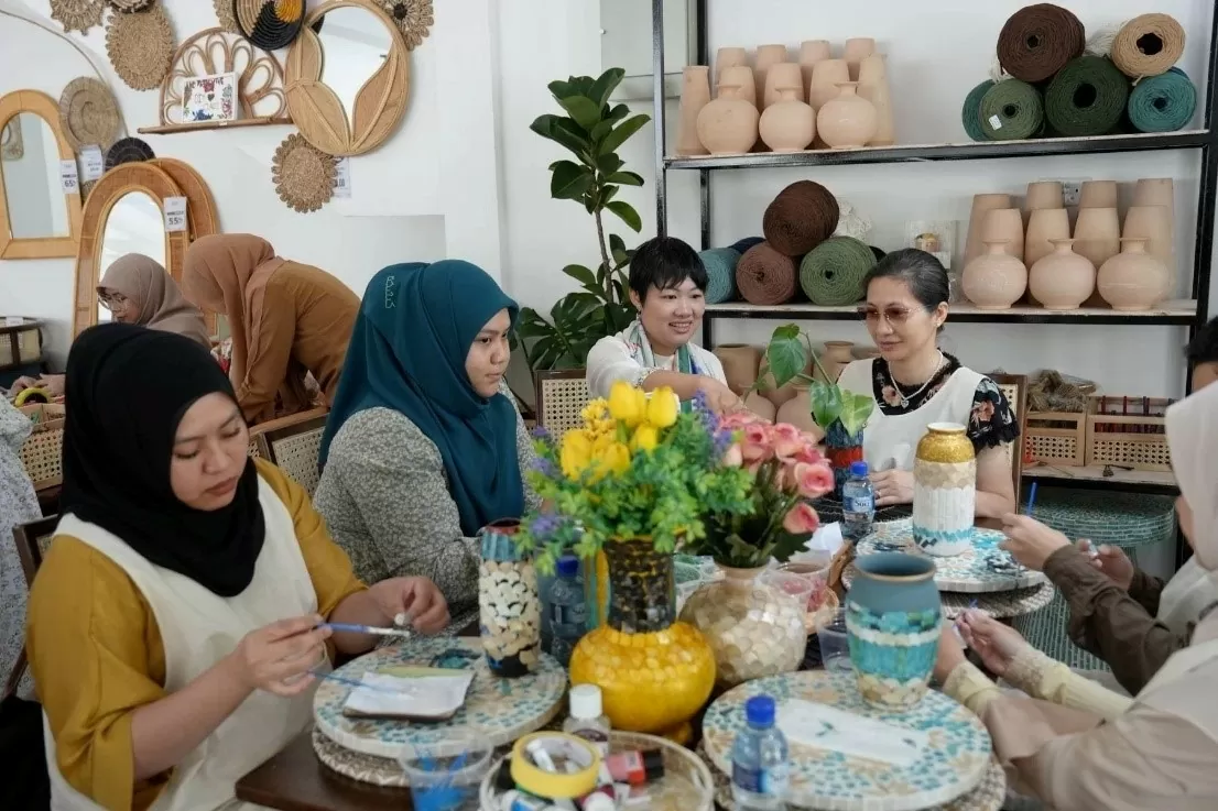 Lớp thủ công mỹ nghệ do Đại sứ quán Việt Nam tại Brunei phối hợp với Rattan House tổ chức Lớp thủ công mỹ nghệ do Đại sứ quán Việt Nam tại Brunei phối hợp với Rattan House tổ chức