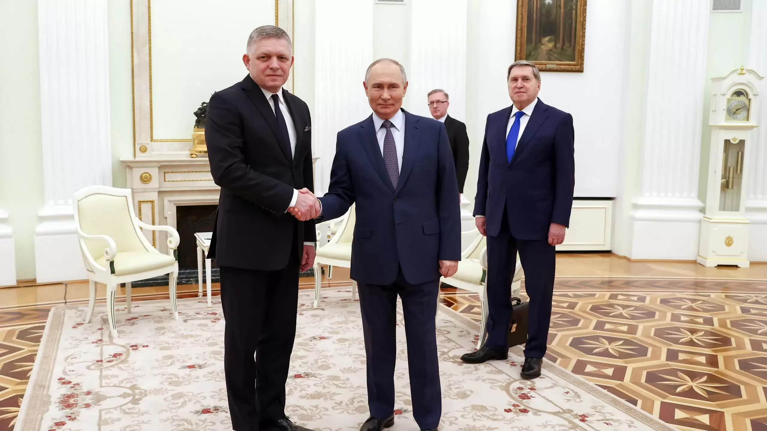 Tổng thống Nga Vladimir Putin (phải) tiếp đón Thủ tướng Slovakia Robert Fico tại Điện Kremlin hôm 22/12. (Nguồn: AFP) Tổng thống Nga Vladimir Putin (phải) tiếp đón Thủ tướng Slovakia Robert Fico tại Điện Kremlin hôm 22/12. (Nguồn: AFP)