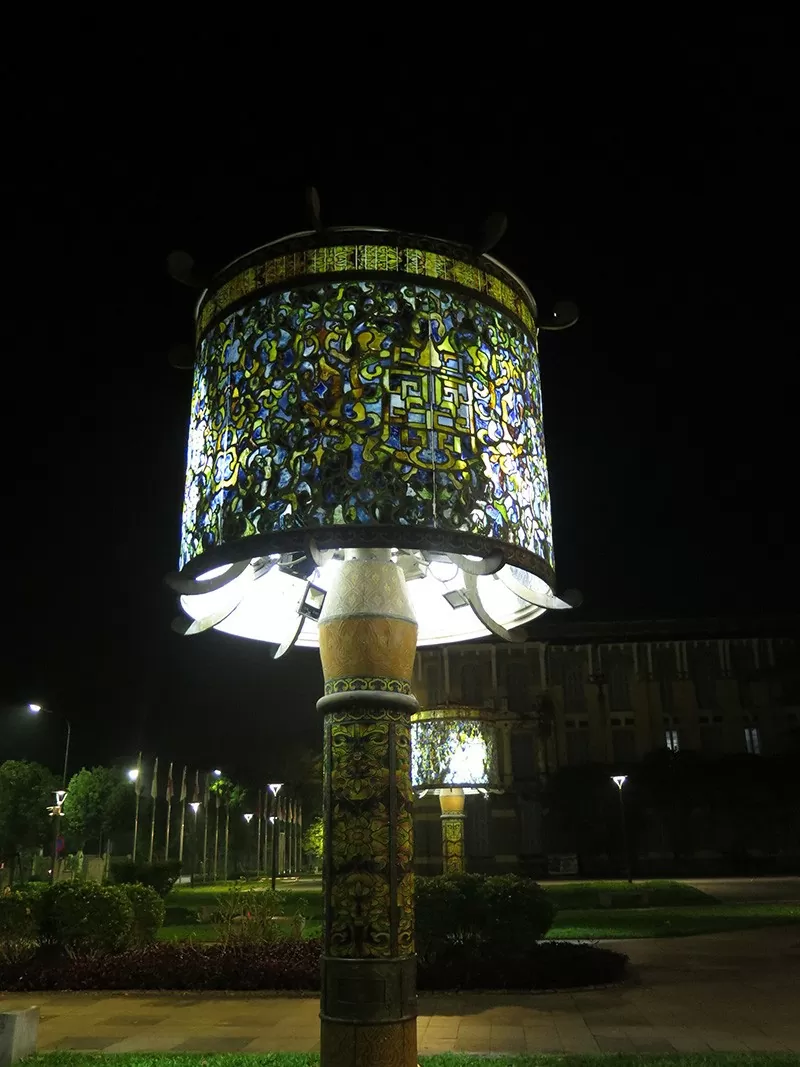 Thạc sĩ Đỗ Hữu Triết đã trùng tu và phục dựng hai cây đèn Pháp Lam với kinh phí khoảng 2,5 tỷ đồng tặng thành phố Huế đặt tại công viên Tứ Tượng Thạc sĩ Đỗ Hữu Triết đã trùng tu và phục dựng hai cây đèn Pháp Lam với kinh phí khoảng 2,5 tỷ đồng tặng thành phố Huế đặt tại công viên Tứ Tượng