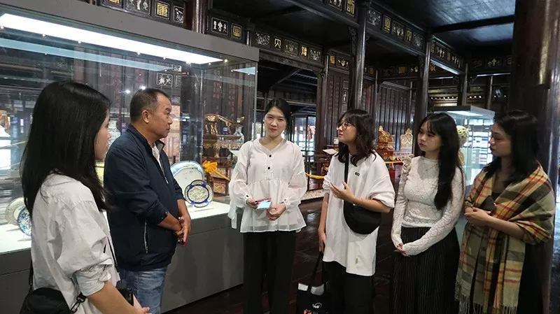 PGĐ Bảo tàng cổ vật cung đình Huế Nguyễn Thế Sơn chia sẻ với nhóm sinh viên Học viện Báo chí về khao khát bảo tồn và phát triển Pháp Lam Huế. PGĐ Bảo tàng cổ vật cung đình Huế Nguyễn Thế Sơn chia sẻ với nhóm sinh viên Học viện Báo chí về khao khát bảo tồn và phát triển Pháp Lam Huế.