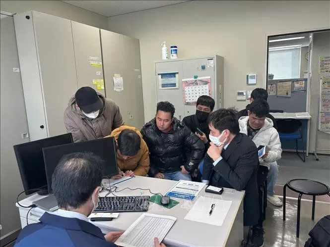 Đại diện Đại sứ quán hướng dẫn lao động Việt Nam viết đơn nộp cho cơ quan chức năng tại thành phố Toyota (tỉnh Aichi) đề nghị chính phủ trả nợ thay. Đại diện Đại sứ quán hướng dẫn lao động Việt Nam viết đơn nộp cho cơ quan chức năng tại thành phố Toyota (tỉnh Aichi) đề nghị chính phủ trả nợ thay.
