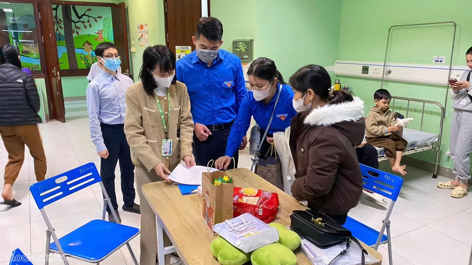 Cán bộ Cục Lãnh sự mang nụ cười đến với trẻ thơ Cán bộ Cục Lãnh sự mang nụ cười đến với trẻ thơ