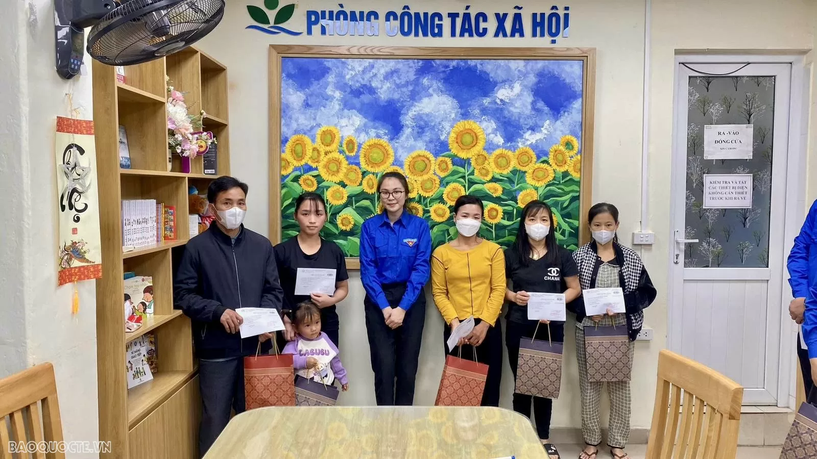 Cán bộ Cục Lãnh sự mang nụ cười đến với trẻ thơ Cán bộ Cục Lãnh sự mang nụ cười đến với trẻ thơ