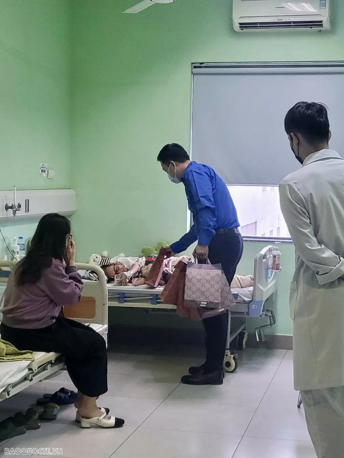 Cán bộ Cục Lãnh sự mang nụ cười đến với trẻ thơ Cán bộ Cục Lãnh sự mang nụ cười đến với trẻ thơ