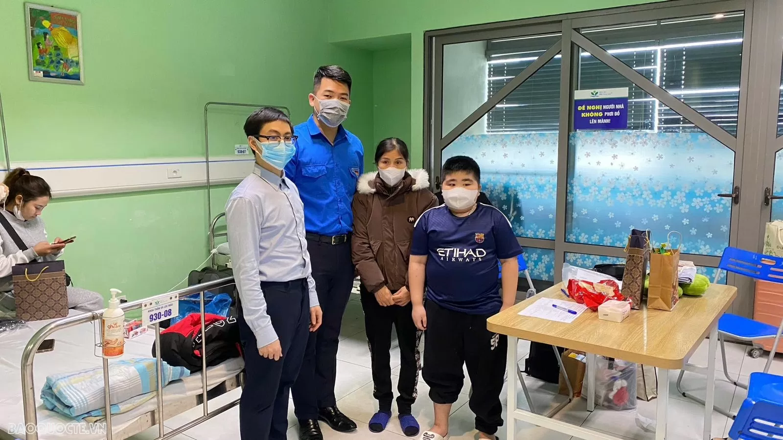 Cán bộ Cục Lãnh sự mang nụ cười đến với trẻ thơ Cán bộ Cục Lãnh sự mang nụ cười đến với trẻ thơ