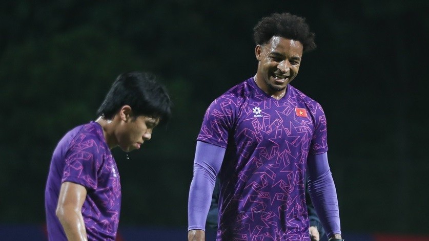 doi tuyen viet nam can than trong voi mat san co nhan tao jalal besar